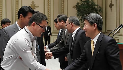 ▲ 이동관(오른쪽부터) 홍보수석, 박재완 국정기획수석, 박형준 정무수석, 정정길 대통령실장 등 퇴임하는 청와대 2기 참모진이 16일 오전 청와대 영빈관에서 열린 이임식에서 직원들과 작별인사를 하고 있다. ⓒ연합뉴스