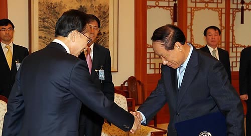 ▲ 이명박 대통령이 16일 청와대에서 `스폰서 검사' 의혹을 규명하기 위한 민경식 특별검사에게 임명장을 주고 있다. ⓒ연합뉴스