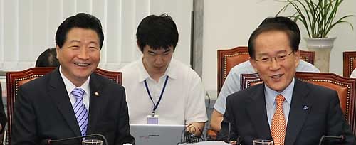 ▲ 한나라당 안상수 신임대표가 16일 오후 자유선진당 이회창 대표를 예방, 화기애애한 분위기에서 대화하고 있다 ⓒ 연합뉴스