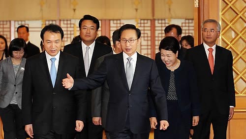 ▲ 이명박 대통령이 16일 오후 청와대에서 임태희 대통령실장 등 신임 참모진에게 임명장을 준 뒤 간담회장으로 이동하고 있다. ⓒ연합뉴스