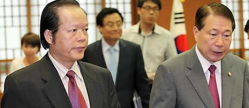 ▲ 베트남 신부 피살 사건과 관련해 트란 트롱 톤 주한 베트남 대사(왼쪽)가 16일 오후 도렴동 외통부 청사를 방문해 유명환 외교통상부 장관과 면담했다 ⓒ연합뉴스