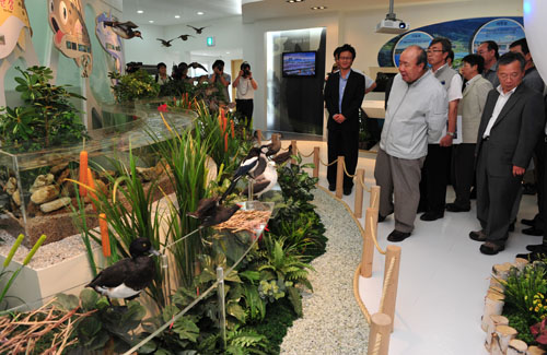 ▲ 생태관에는 실제 물고기와 동식물 모형으로 생태공부도 할 수 있다. 사진 맨앞은 정종환 국토해양부 장관ⓒ 뉴데일리