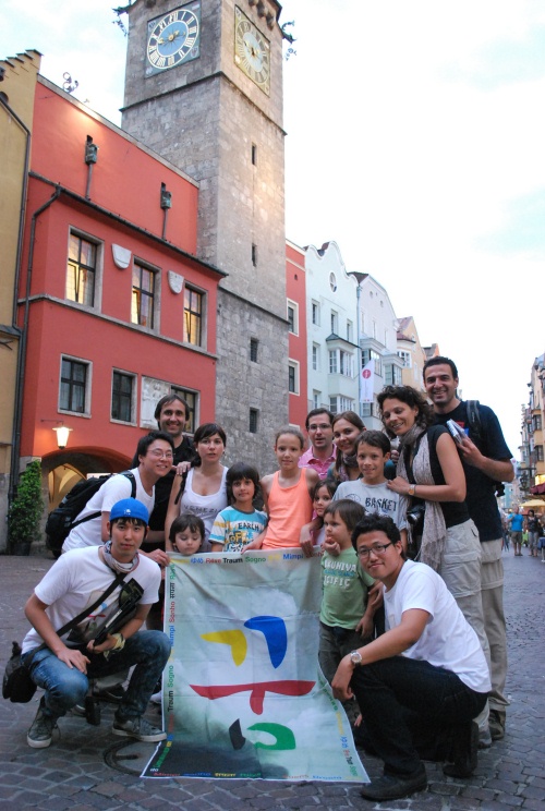 ▲ 오스트리아 인스부르크에서 프로젝트에 참여한 유럽인들과 함께 기념 사진을 찍고 있는 대학생들.  ⓒ 뉴데일리
