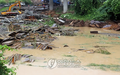 ▲ 일 호우 특보가 내려진 경남지역에 많은 비가 내리면서 함안군 산인면 모곡리 한 공사현장이 쓸려내려갔다. 반면 함안보 공사현장에 영향을 주는 창녕지역엔 비가 적게 왔다 (연합뉴스) 