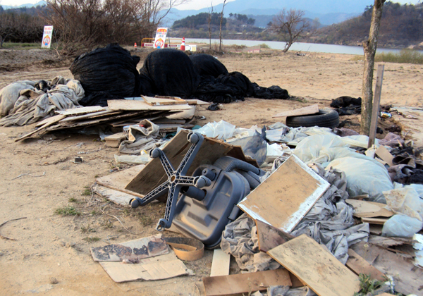▲ 하천 근처에 폐기된 생활쓰레기와 비닐. ⓒ 뉴데일리