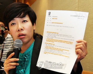 ▲ 방송인 김미화가 `KBS 블랙리스트` 발언과 관련해 19일 오전 여의도 메리어트호텔에서 기자회견을 열어 '좌파가 아님'을 증명한 SBS 사장님 확인서를 취재진에게 보여주고 있다. KBS는 'KBS 블랙리스트' 발언과 관련해 개그우먼 김미화를 명예훼손 혐의로 고소해 김미화는 영등포경찰서에 출석해 조사를 받을 예정이다.