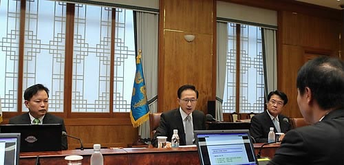 ▲ 이명박 대통령이 19일 오전 청와대에서 3기 신임수석들이 참석한 가운데 수석비서관회의를 주재하고 있다. ⓒ연합뉴스