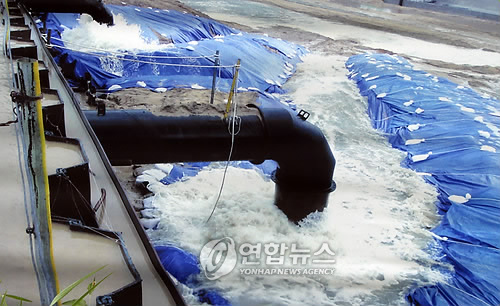 ▲ 낙동강에 물이 불기전 가물막이 안에 양수기로 물을 채우고 있다. ⓒ 뉴데일리