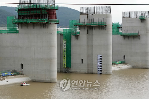 ▲ 19일 수자원공사 현장 관계자들이 4대강 살리기 사업 현장인 경남 합천군 청덕면 합천보 공사현장에서 보트를 타고 합천보를 둘러보고 있다. ⓒ 뉴데일리