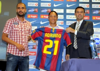 ▲ 세비아에서 FC 바르셀로나로 둥지를 옮긴 아드리아누 코레이아(26․브라질)가 20일(한국시간) 바르셀로나의 누 캄프에서 입단식을 가졌다. ⓒ FC 바르셀로나 홈페이지