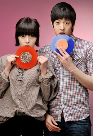 ▲ 연극 <옥탑방고양이>의 배우 황보라(좌)와 김동호(우)