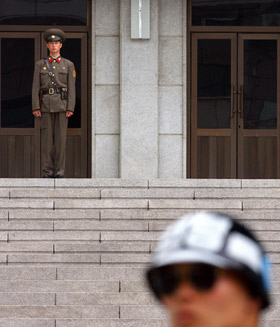 ▲ 판문점에서 남북 군인들이 서로 마주하고 있다. ⓒ 연합뉴스