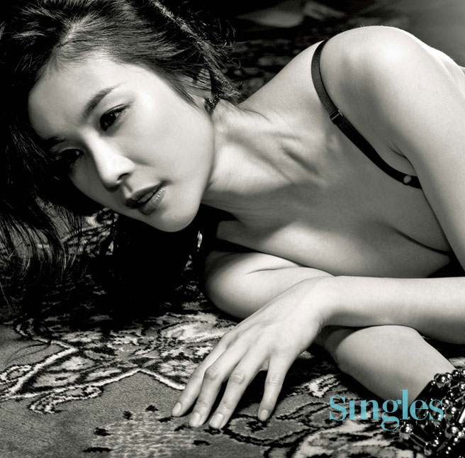 ▲ 싱글즈 8월호에 실린 배우 한은정 패션 화보 ⓒ 뉴데일리