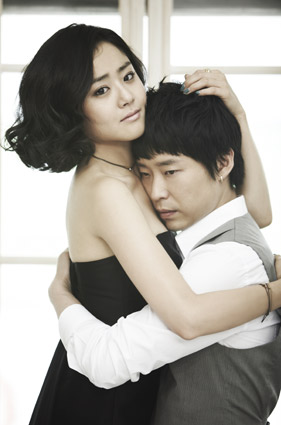 ▲ 연극 <클로져>에서 격정적 사랑에 빠진 배우 문근영과 엄기준 ⓒ 뉴데일리