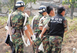 ▲ 당시 범인으로 지목된 김 일병이 현장검증을 하고 있다. ⓒ 자료사진