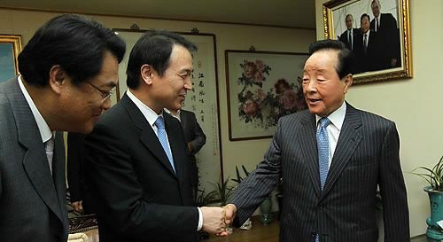 ▲ 임태희 대통령실장(가운데)과 정진석 정무수석이 21일 오전 서울 상도동 김영삼 전 대통령 자택을 방문해 신임 인사를 하고 있다. ⓒ연합뉴스