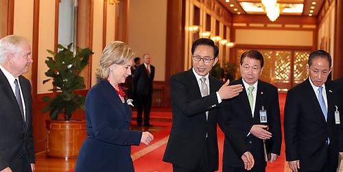 ▲ 이명박 대통령이 21일 오후 청와대에서 한미 외교.국방장관 회의에 참석중인 미국 로버트 게이츠(왼쪽부터) 국방장관, 힐러리 클린턴 국무장관과 유명환 외교통상부장관, 김태영 국방장관을 면담하기 위해 행사장으로 함께 이동하고 있다. ⓒ연합뉴스