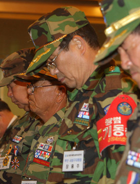 ▲ 대한민국베트남참전유공전우회 주최 베트남 참전 기념행사에서 참전 노병들이 전몰 전우의 명복을 빌며 묵념하고 있다. ⓒ 연합뉴스