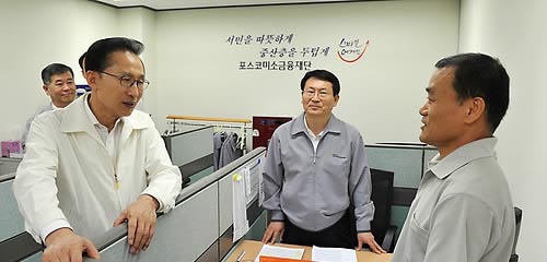 ▲ 이명박 대통령이 22일 강서구 화곡동 포스코 미소금융지점을 방문해 현장 직원들과 이야기를 나누고 있다.ⓒ연합뉴스