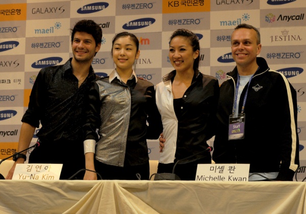 ▲ 22일 오후 2시 경기도 고양시 킨텍스 2층 회의실에서 열린 '삼성 애니콜 하우젠 2010 올댓 스케이트 서머' 아이스쇼 기자회견에 참석한 스테판 랑비엘, 김연아, 미셸 콴과 안무 코치 데이비드 윌슨(좌측부터).  ⓒ 이오봉 기자
