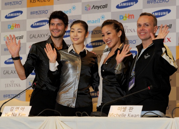 ▲ 22일 오후 2시 경기도 고양시 킨텍스 2층 회의실에서 열린 '삼성 애니콜 하우젠 2010 올댓 스케이트 서머' 아이스쇼 기자회견에 참석한 스테판 랑비엘, 김연아, 미셸 콴과 안무 코치 데이비드 윌슨(좌측부터).  ⓒ 이오봉 기자