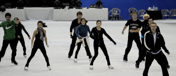 ▲ 데이비드 윌슨(우측) 코치의 지도를 받으며 안무 연습에 한창인 김연아와 선수들.  ⓒ 이오봉 기자 