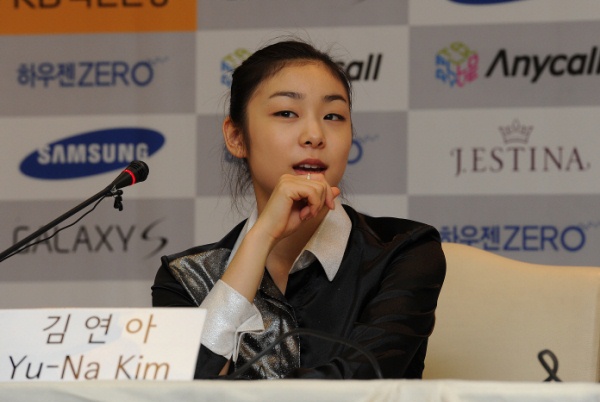 ▲ 김연아가 22일 오후 2시 경기도 고양시 킨텍스 2층 회의실에서 열린 '삼성 애니콜 하우젠 2010 올댓 스케이트 서머' 아이스쇼 기자회견에서 올림픽 후 처음으로 갈라 프로그램을 들고 팬들과 만나게 된 것에 대한 소감을 밝히고 있다.  ⓒ 이오봉 기자