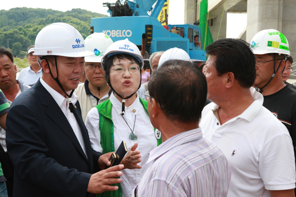 ▲ 김진애 의원에게 여주 주민들이 왜 왔느냐며 거칠게 항의하고 있다. 김진애 의원은 환경에 나쁘다는 점을 이야기했고 함께 온 이찬열 의원은 농성자들을 빨리 내려오게 하려고 설득하러 왔다며 해명했다. 이찬열 의원은 곧바로 현장을 떠났고, 김 의원은 오후늦게까지 남아 강둑의 환경단체 시위장을 방문했다. ⓒ 뉴데일리