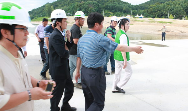 ▲ 시민들의 항의가 계속되자 김진애의원이 현장관계자의 도움을 받으며 이동하고 있다. ⓒ 뉴데일리