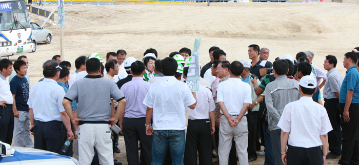 ▲ 김진애의원에게 주민들이 점점 몰려들어 항의하고 있다. ⓒ 뉴데일리