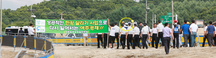▲ 김진애 의원이 경찰의 보호를 받으며 황급히 현장 입구로 나가고 있다. ⓒ 뉴데일리
