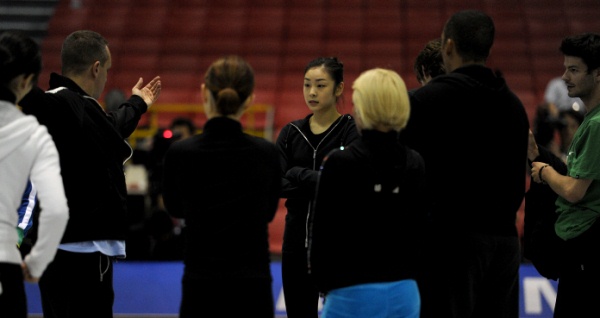 ▲ 김연아와 선수들이 데이비드 윌슨 코치의 조언에 귀를 기울이고 있다.&nbsp; ⓒ 이오봉 기자
