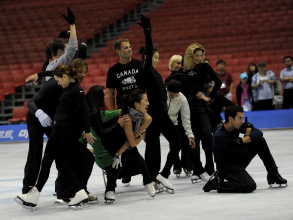 ▲ 김연아와 미셸 콴 등 아이스쇼 참가 선수들이 공연 피날레 곡인 Dream On의 엔딩 포즈를 맞춰보고 있다.&nbsp; ⓒ 이오봉 기자