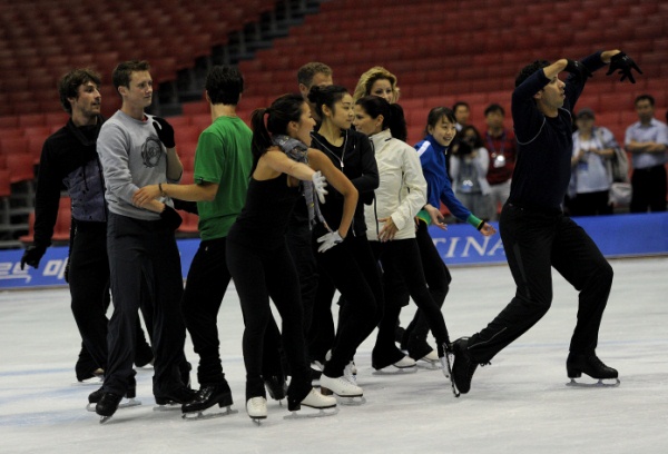 ▲ 공연 피날레 곡인 '드림 온'에 맞춰 엔딩 포즈를 연습하고 있는 선수들.&nbsp; ⓒ 이오봉 기자