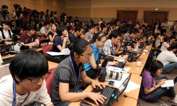 ▲ 22일 오후 2시 경기도 고양시 킨텍스 2층 회의실에서 열린 '삼성 애니콜 하우젠 2010 올댓 스케이트 서머' 아이스쇼 기자회견장에 모인 취재진.&nbsp; ⓒ 이오봉 기자