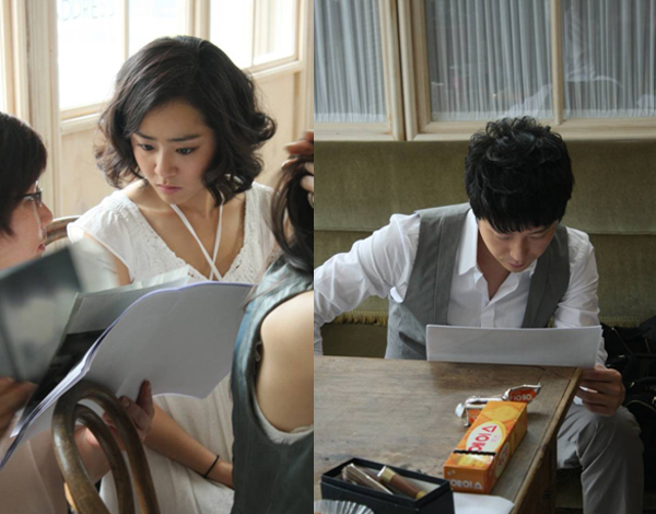 ▲ 연극 '클로져' 포스터 촬영 전 관계자와 컨셉을 의논하고 있는 문근영(좌), 시안을 살펴보고 있는 엄기준(우) 