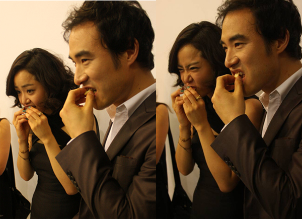 ▲ 연극 '클로져' 포스터 촬영 중간 간식을 먹으며 장난치고 있는 문근영(좌)과 배성우(우)