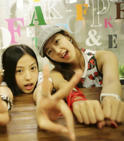 ▲ 전혜원(좌)과 수미.&nbsp; ⓒ코어콘텐츠미디어