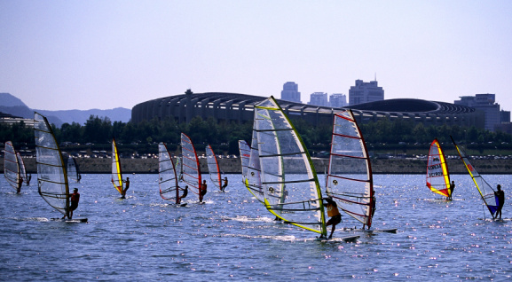 ▲ 한강에서 윈드서핑을 즐기고 있는 사람들. ⓒ 뉴데일리