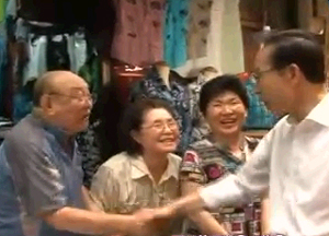 ▲ 이명박 대통령을 맞은 시민들이 “너무 마르셨네. 고생 너무 많으세요.”라고 인삿말을 건네고 있다. ⓒ 청와대 제공 