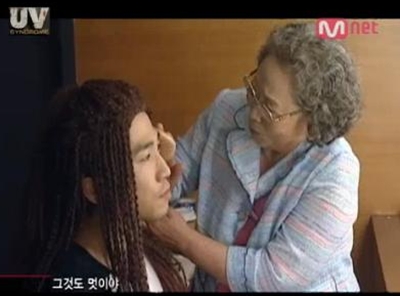 ▲ UV신드롬에서&nbsp;유세윤이 황복순 할머니 코디에게 메이크업을 받고 있다. ⓒ 방송캡쳐