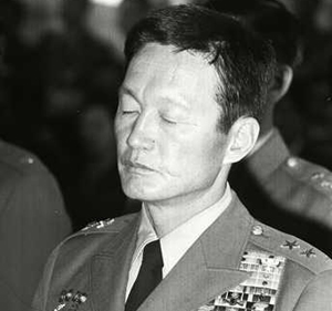 ▲ 1973년 4월 29일 '윤필용 사건'의 당사자인 윤필용 수도경비사령관이 재판 내용을 듣고 있다. ⓒ 연합뉴스