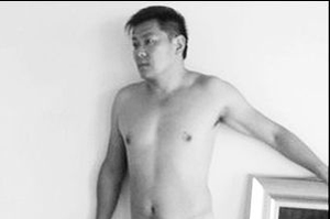 ▲ 누드모델을 자청해 옷을 벗고 학생들 앞에선 양린촨 교수 ⓒ 온바오닷컴