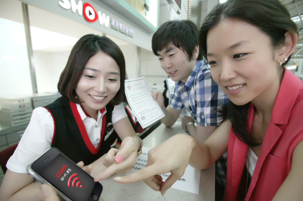 ▲ 인천국제공항 SHOW글로벌로밍센터에서 KT 고객이 국내 최저 데이터로밍 요금 및 로밍 MMS 건당 과금, 와이파이 로밍 등 한층 업그레이드 된 데이터로밍 서비스를 안내받고 있다. ⓒ 뉴데일리