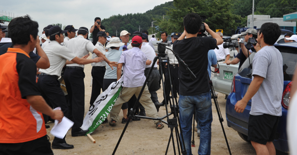 ▲ 여주군 주민이 반대단체가 반대깃발을 올리지 못하게 막고 있다. ⓒ 뉴데일리