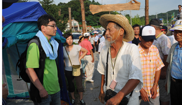 ▲ 여주군 주민 김광덕씨가 반대단체측에&nbsp;'강을 살리자는데 왜 반대하느냐'며 돌아가라고 호소하고 있다. ⓒ 뉴데일리