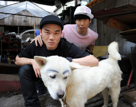 ▲ '아리가또 고자이마스' UCC에 함께 출연한 동네 개와 함께 ⓒ 김상엽 기자