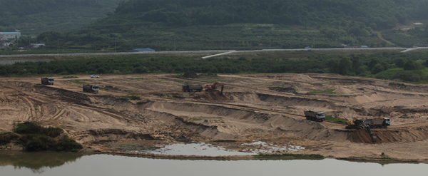 ▲ 경남 창녕군 함안보 건설현장 근처 준설 현장. 수m에 달하는 퇴적토는 혐기성세균의 작용으로 아래로 갈수록 짙은 색깔의 흙이 자주 보인다. ⓒ 뉴데일리