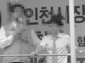 ▲ XX당 모 의원 블로그에 게재된 B후보와 가수 A(우측)의 선거유세 모습.  ⓒ 뉴데일리