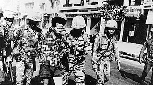 ▲ 1968년 2월 베트콩의 구정공세가 한창이던 베트남에서 포로가된 베트콩의 한 간부가 끌려나오고 있다 ⓒ 연합뉴스